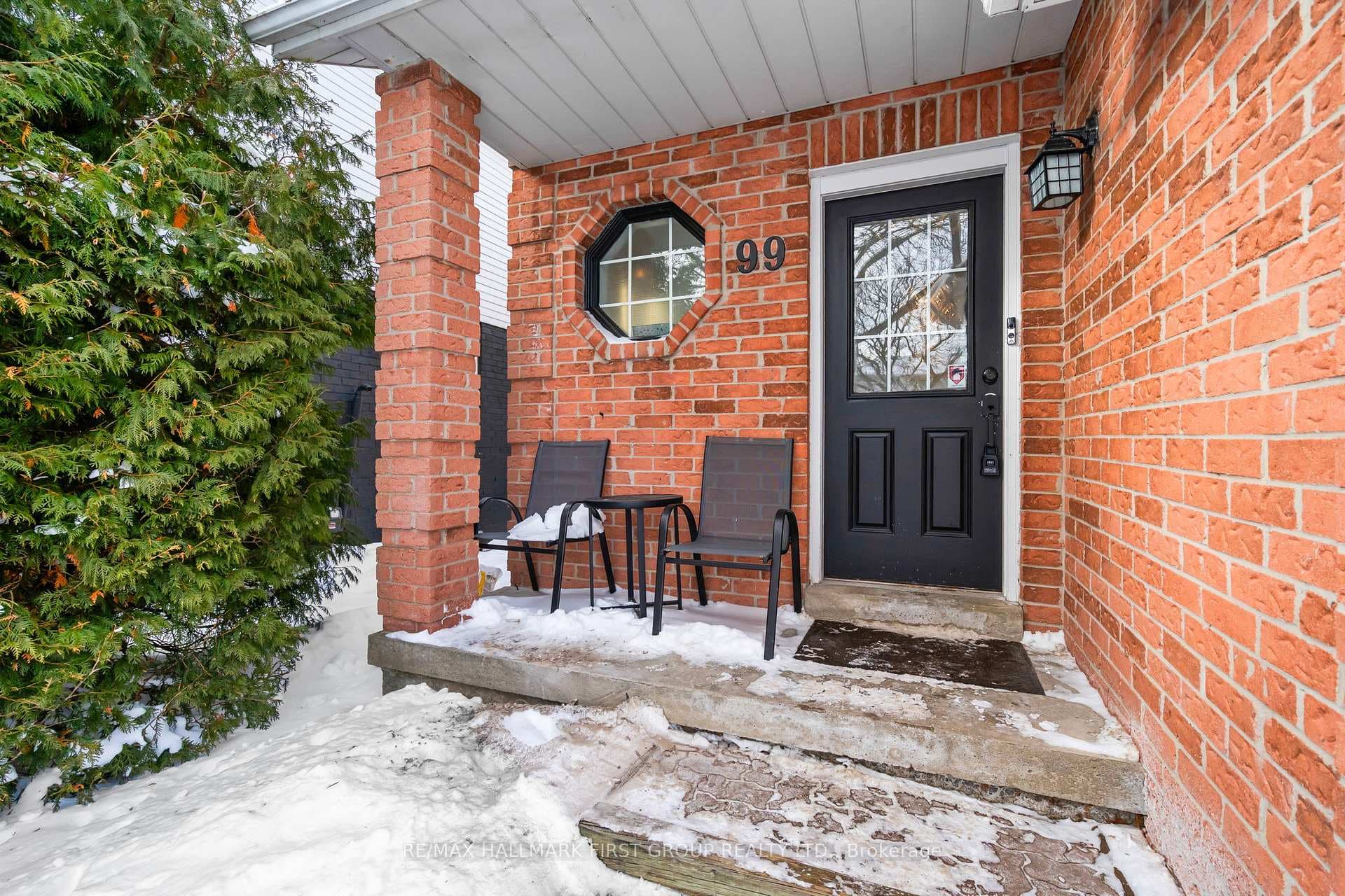 99 Turnberry Crescent photo 2