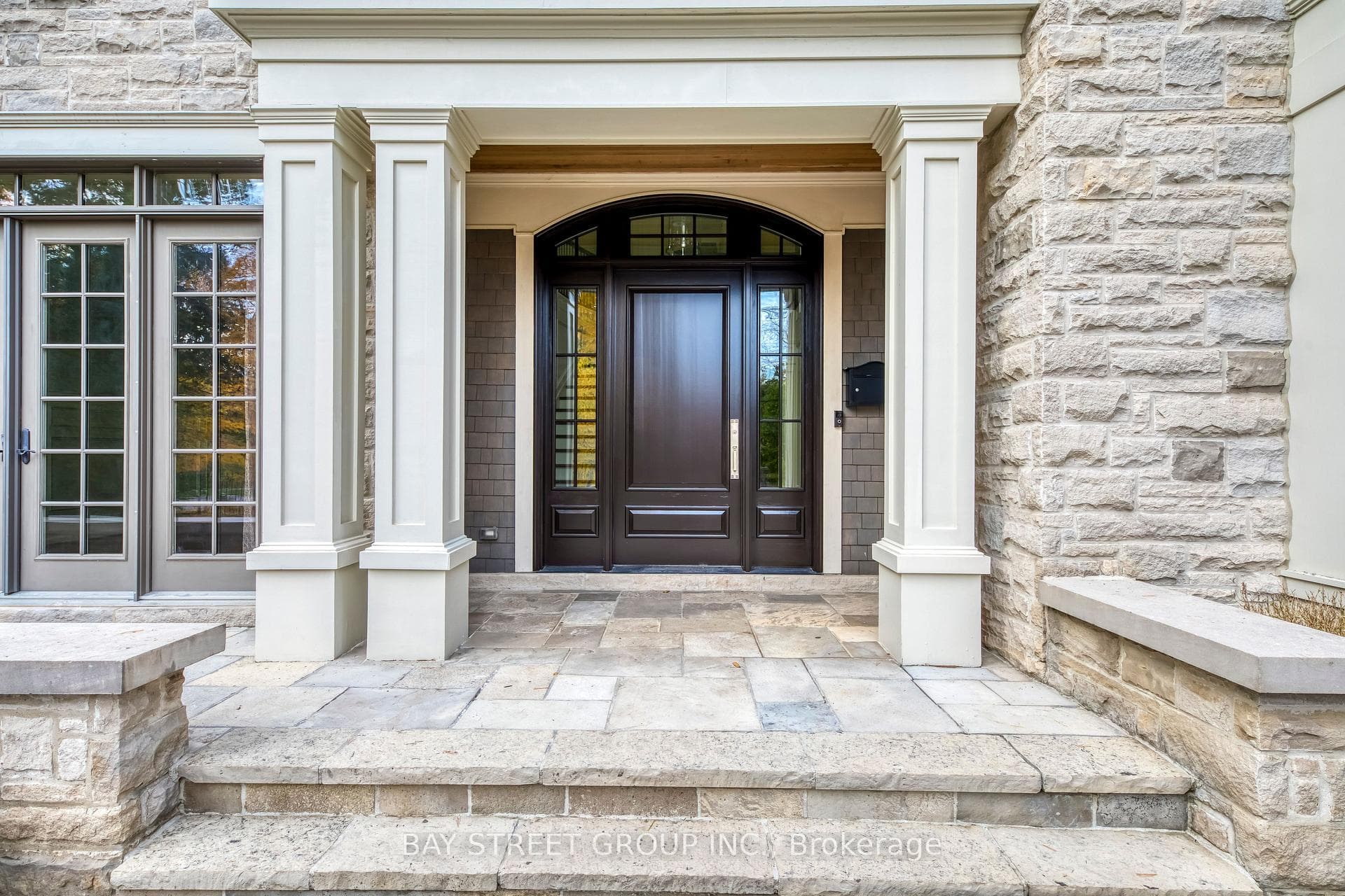 1031 Lakeshore Road photo 2
