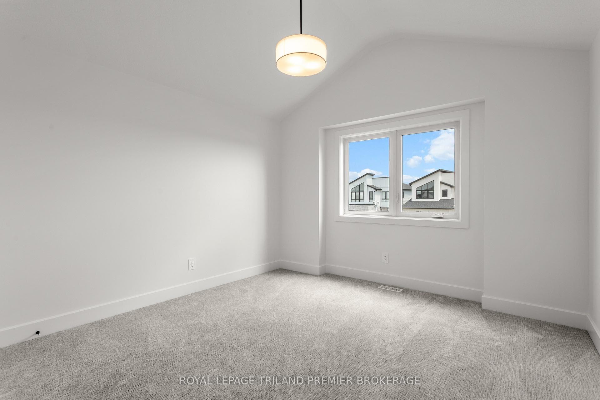 262 HESSELMAN Crescent photo 33