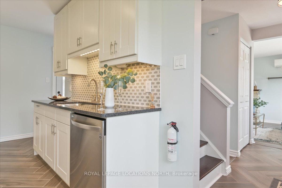 Kitchen. Note Premium updated glass backsplash