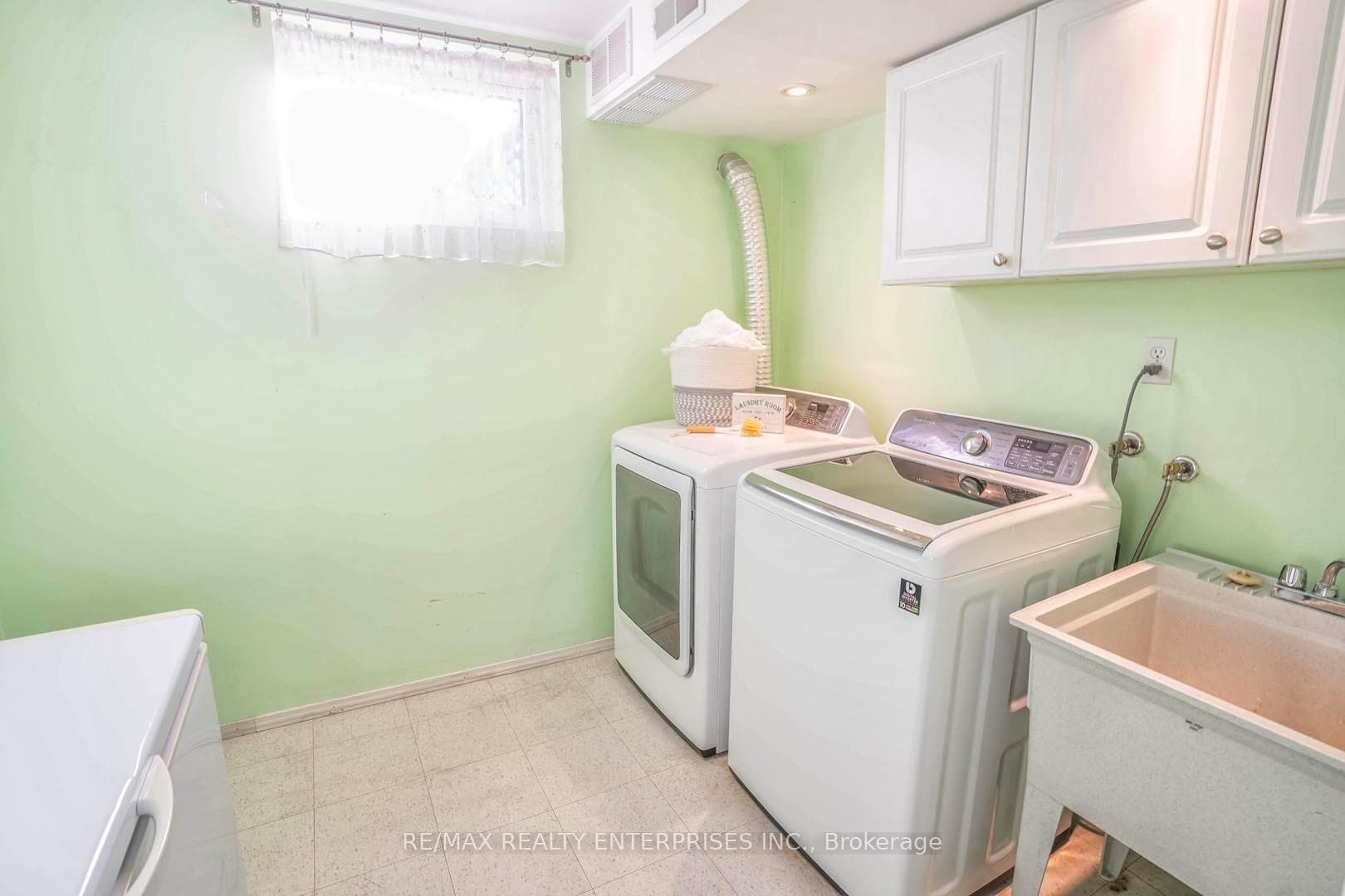 1085 Kingsholm Drive photo 23