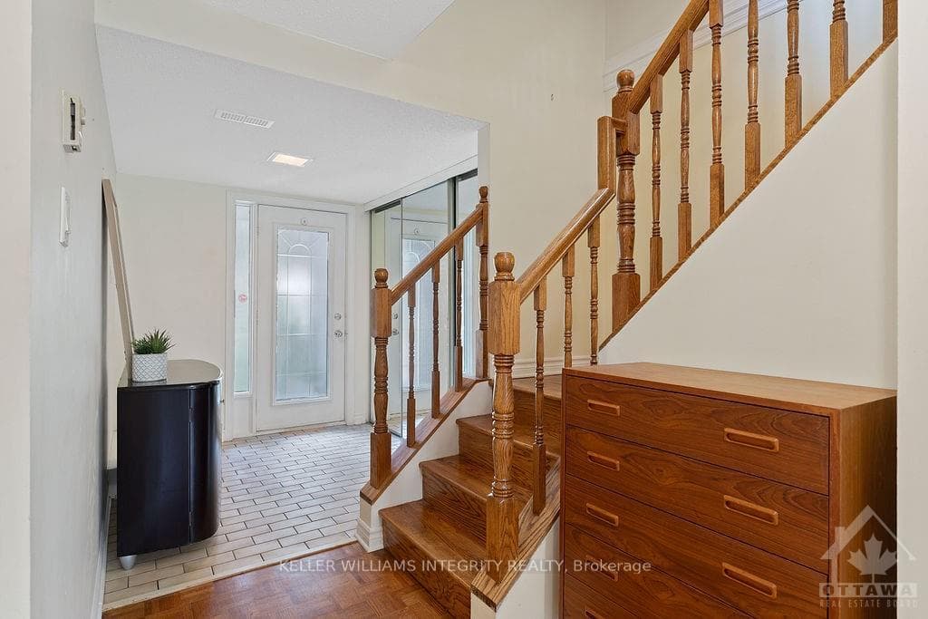 7E MAPLE RIDGE Crescent photo 3