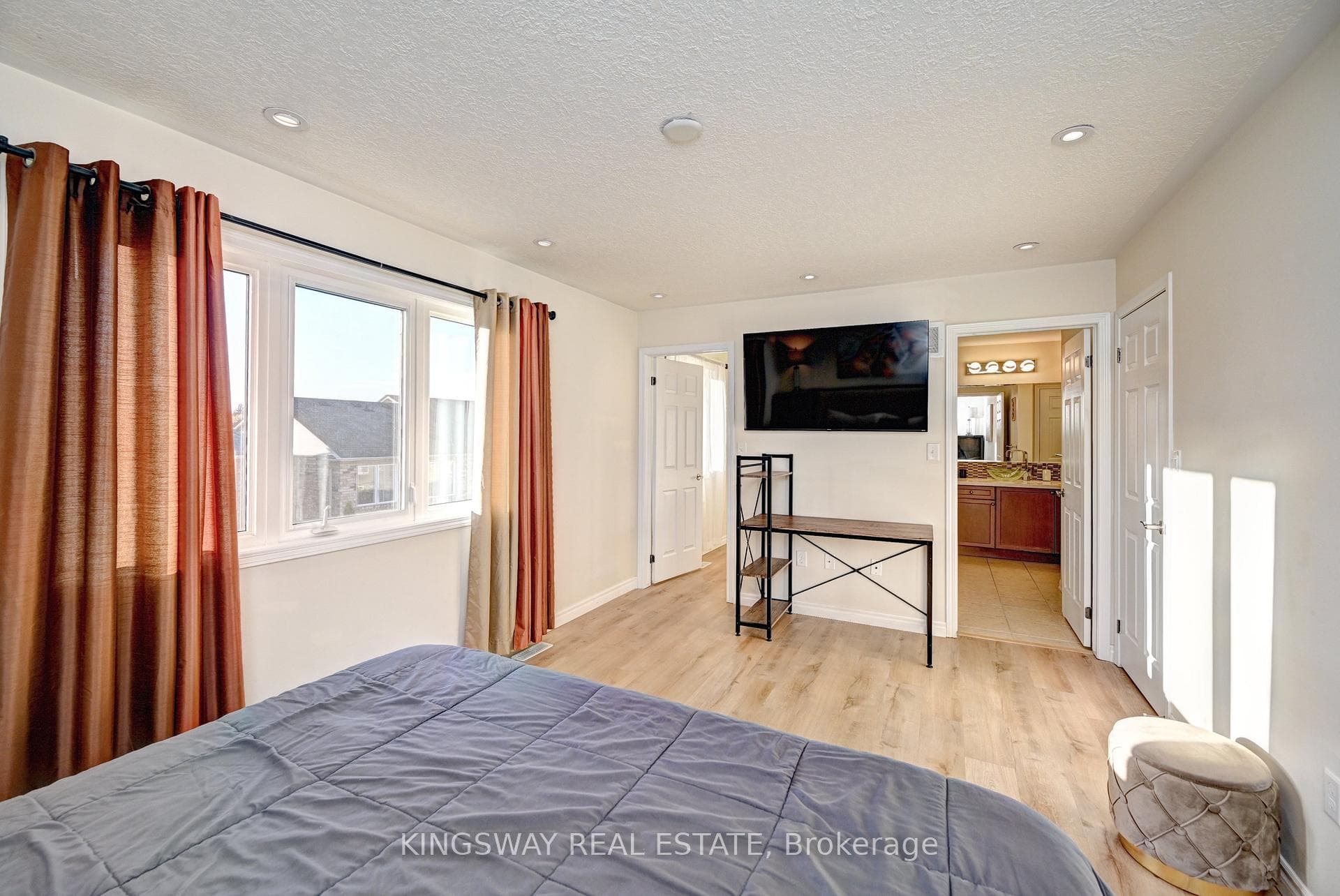 150 Holland Circle photo 19