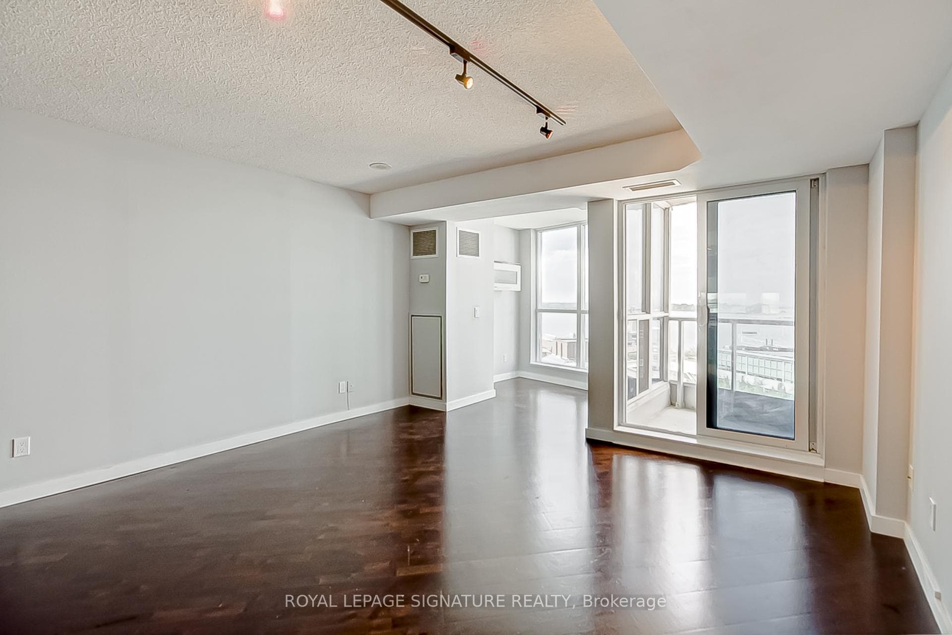 208 Queens Quay Unit 1011 photo 11