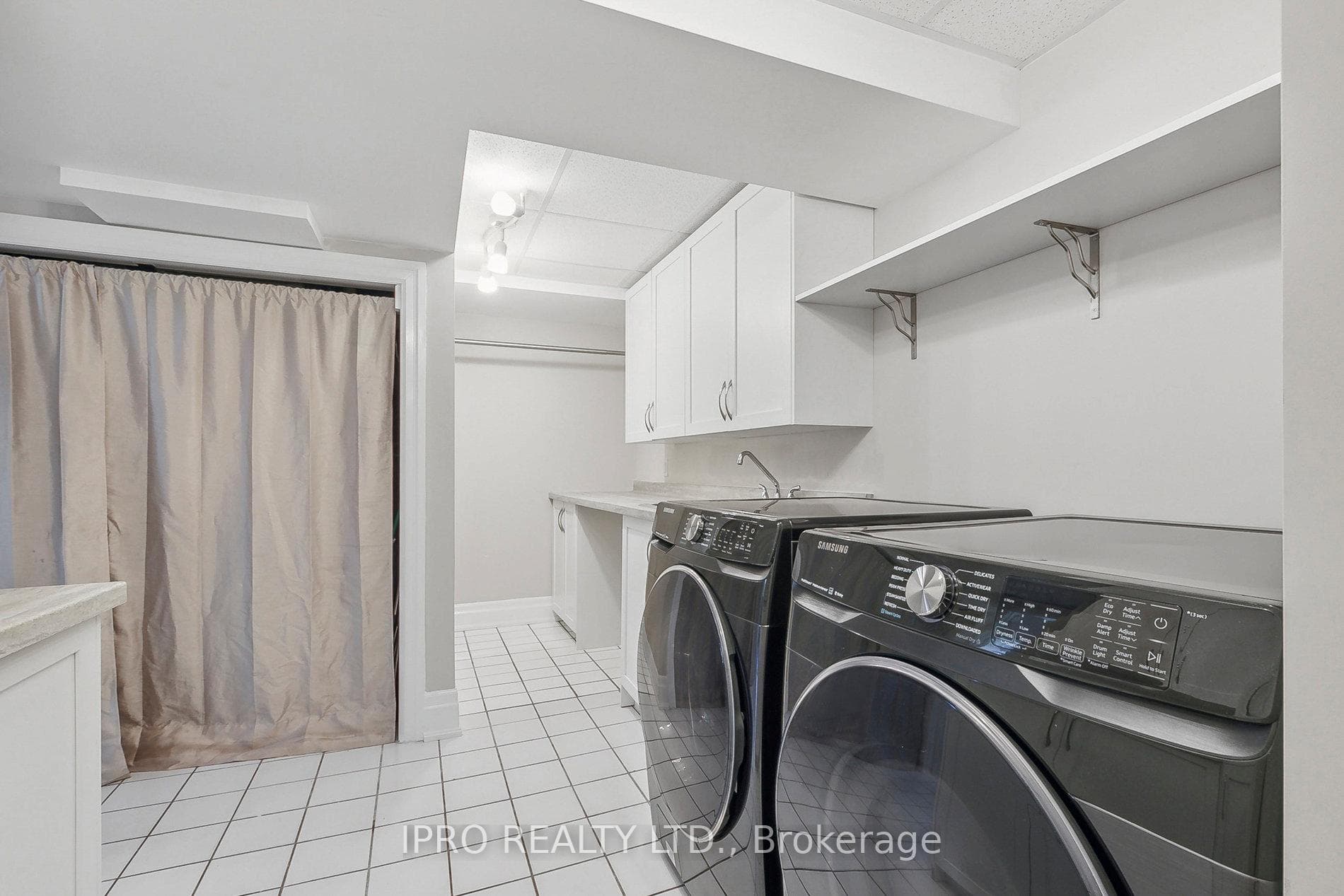 8 Sir Raymond Drive photo 23