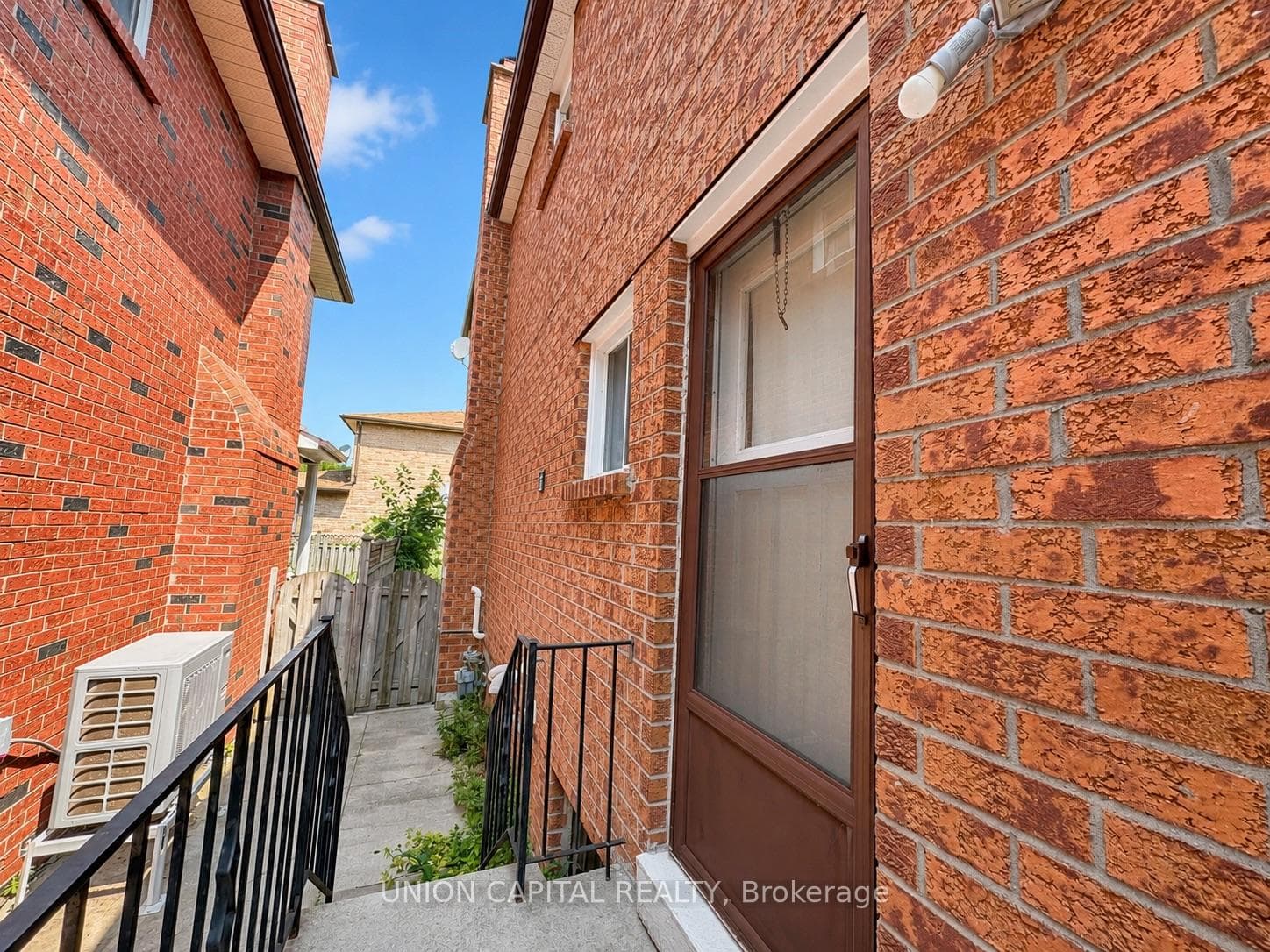 9 Sunbird Crescent Unit Bsmt photo 2