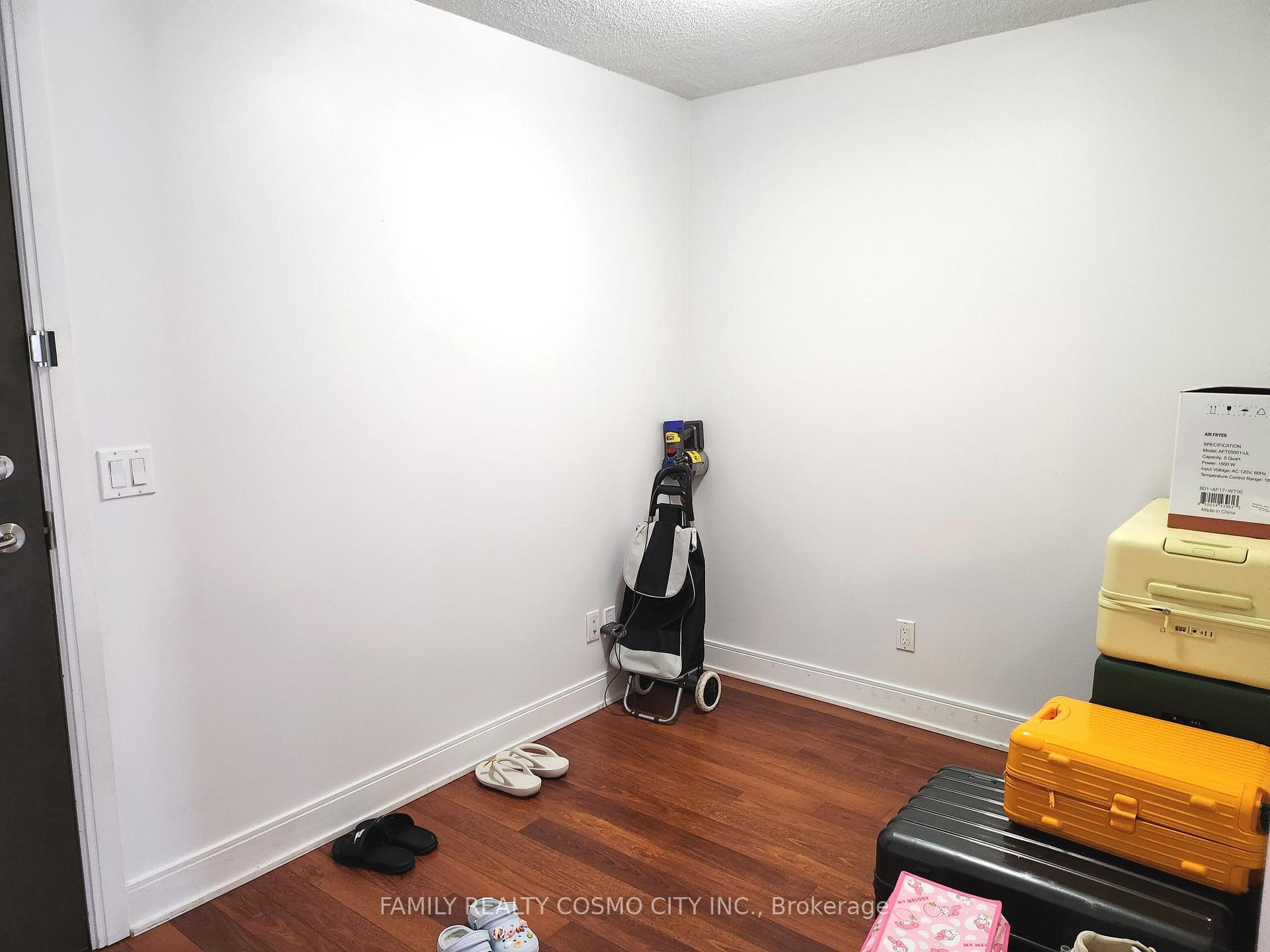 135 Village Green Square Unit 820 photo 7