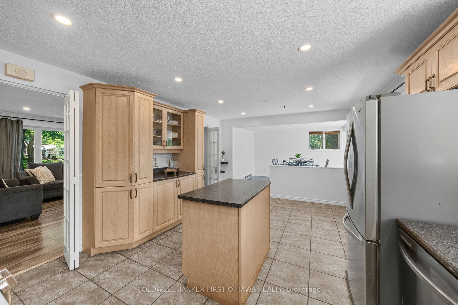 Perfect kitchen to cook & entertain guests!