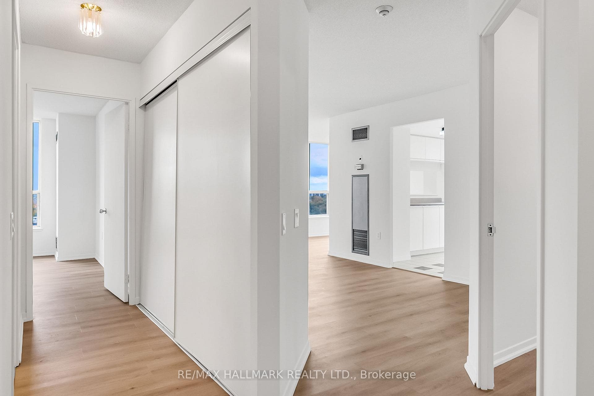 21 Overlea Boulevard Unit 1103 photo 5