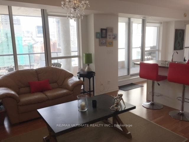 76 Shuter Street Unit 809 photo 2