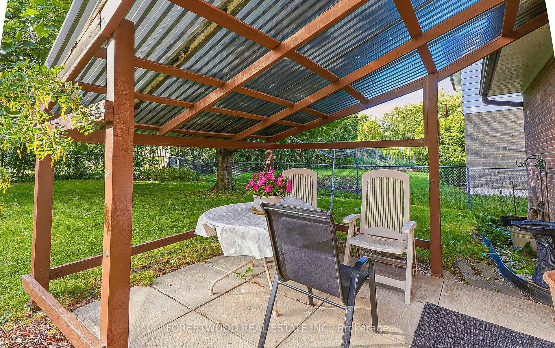 523 Hyacinthe Boulevard photo 44