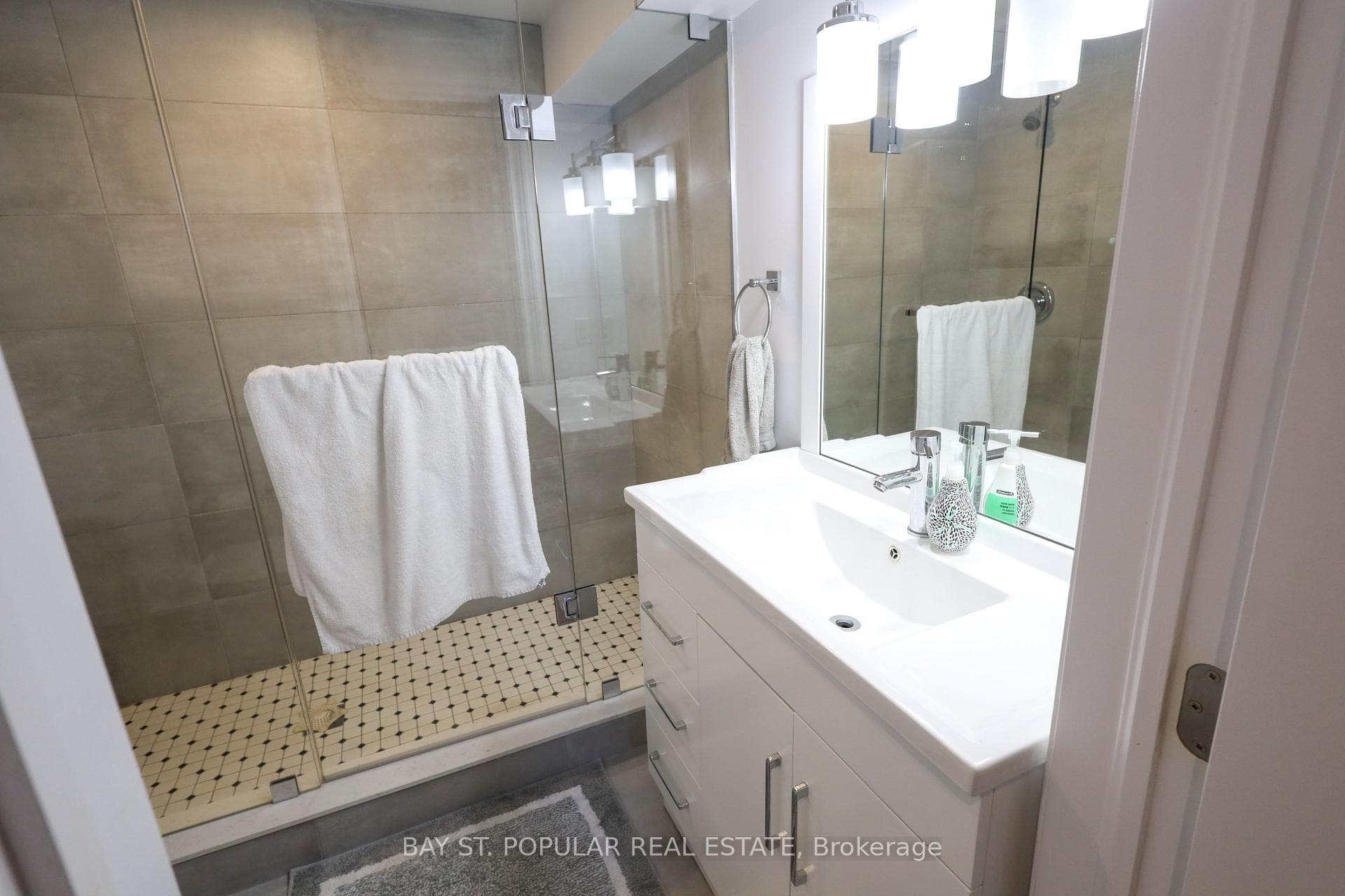 493 Crawford Street photo 29