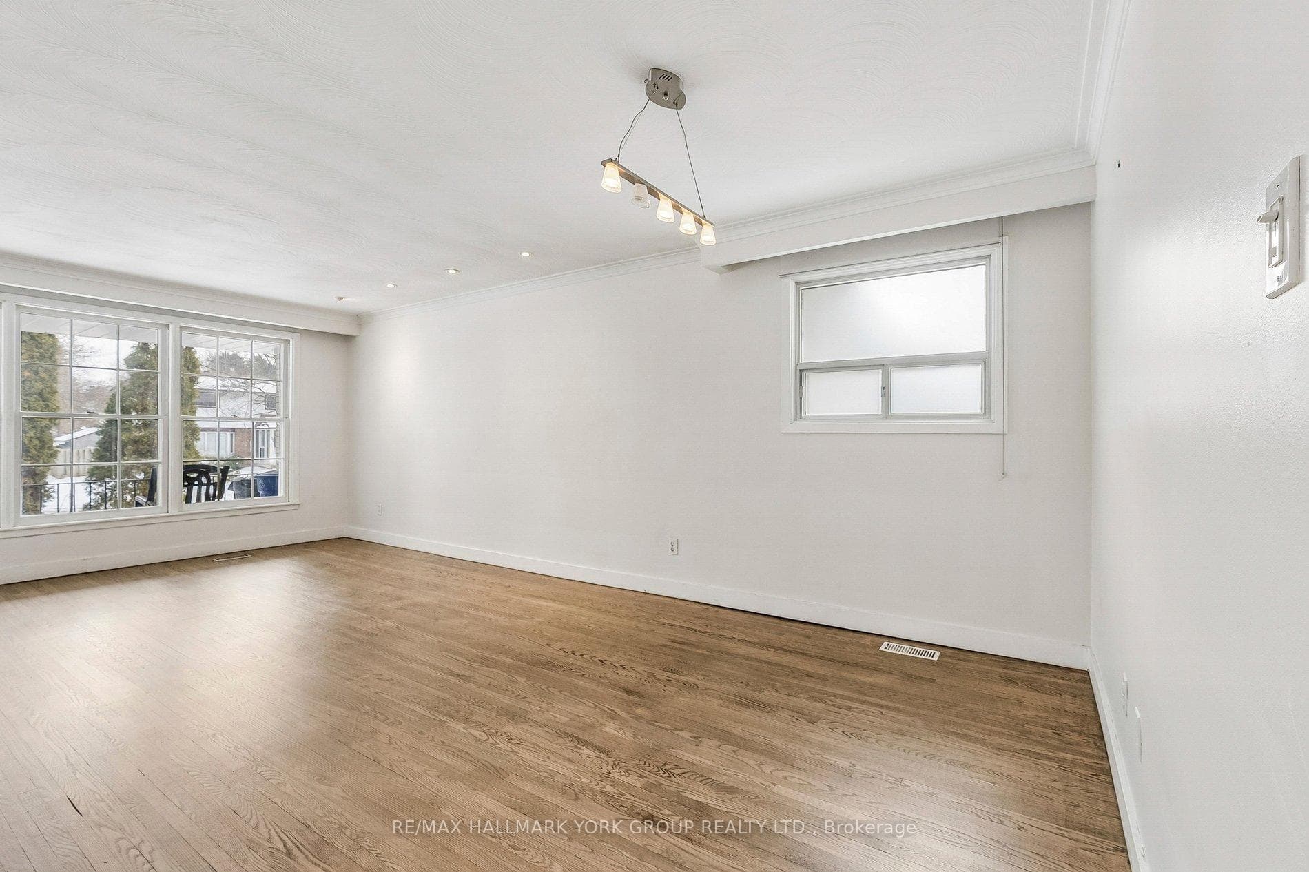 24 Coral Harbour Crescent photo 9
