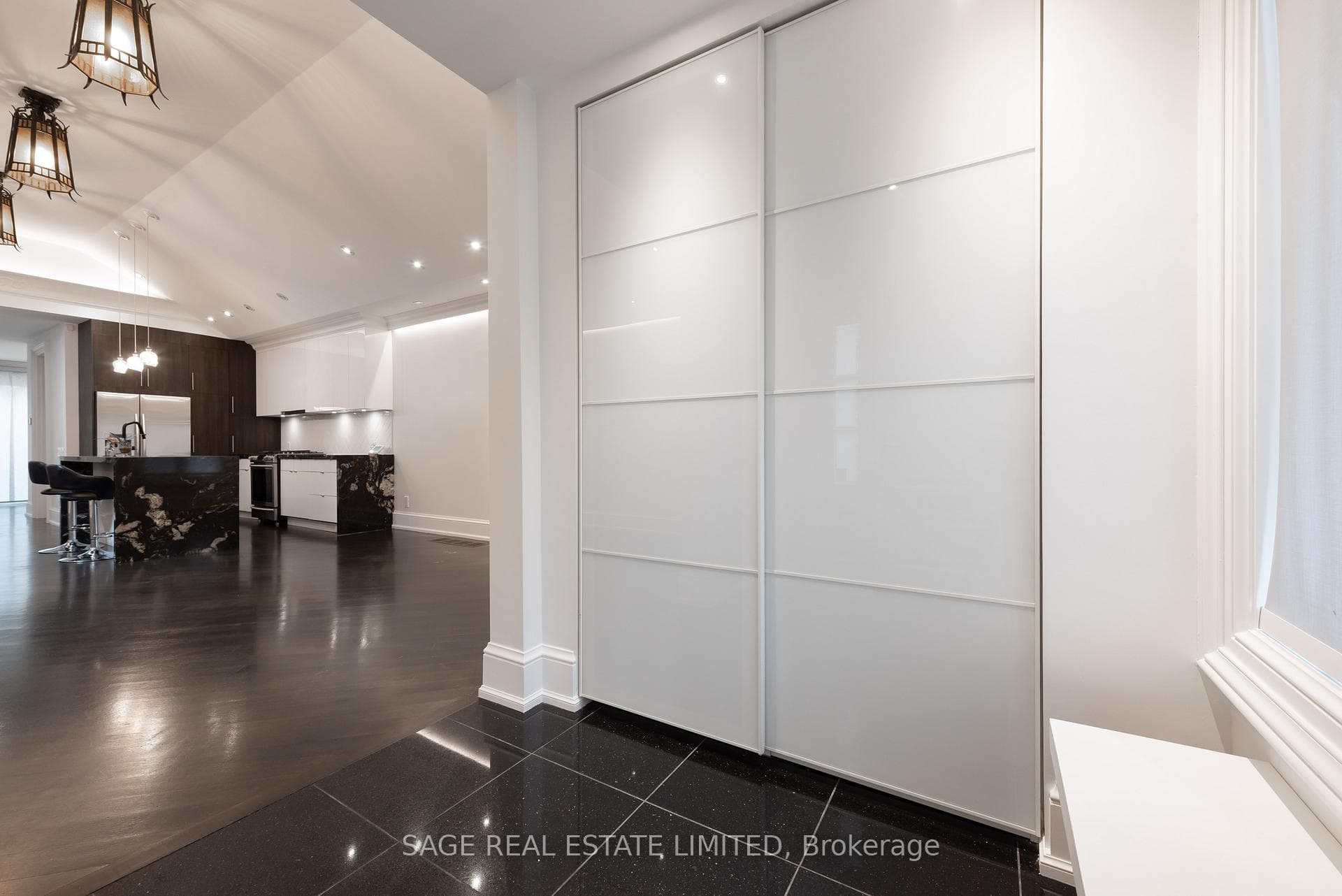 170 Silverthorn Avenue photo 2