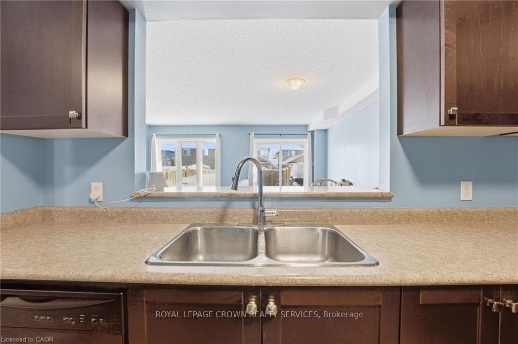 955 Zeller Crescent photo 9