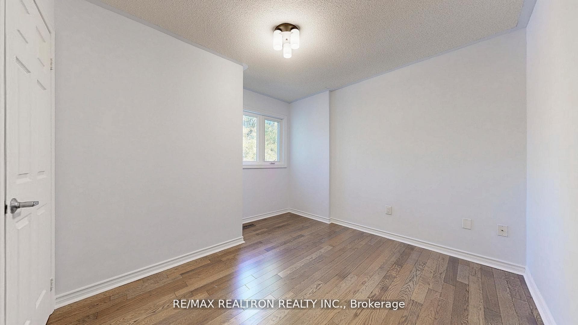 558 Willowick Drive photo 21