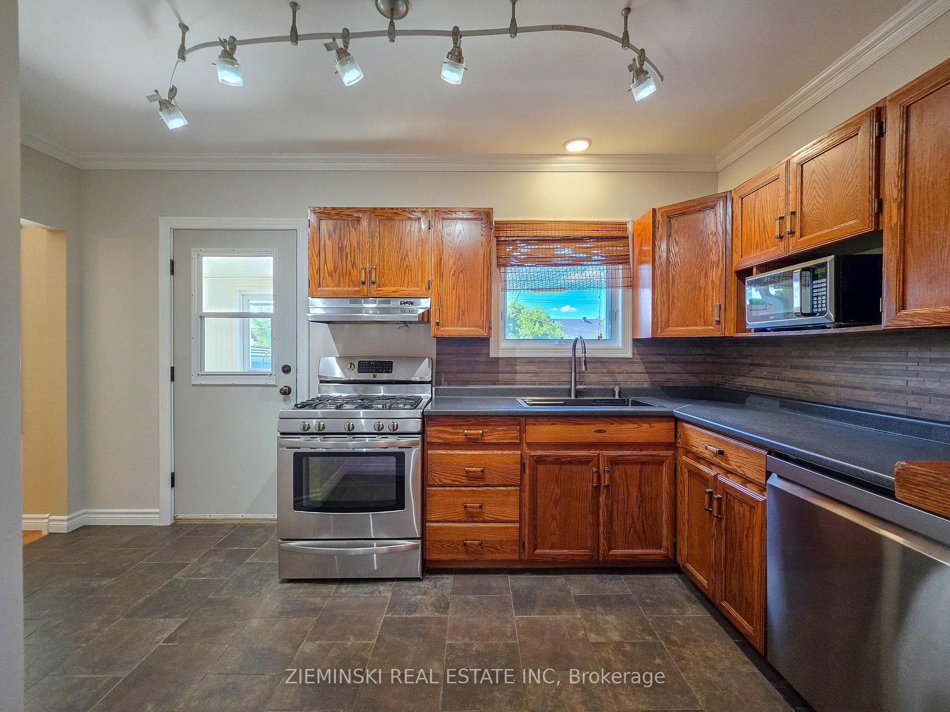 142 Devonshire Avenue photo 9