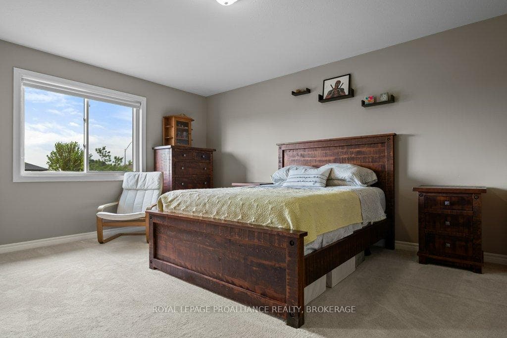 1560 Davenport Crescent photo 23