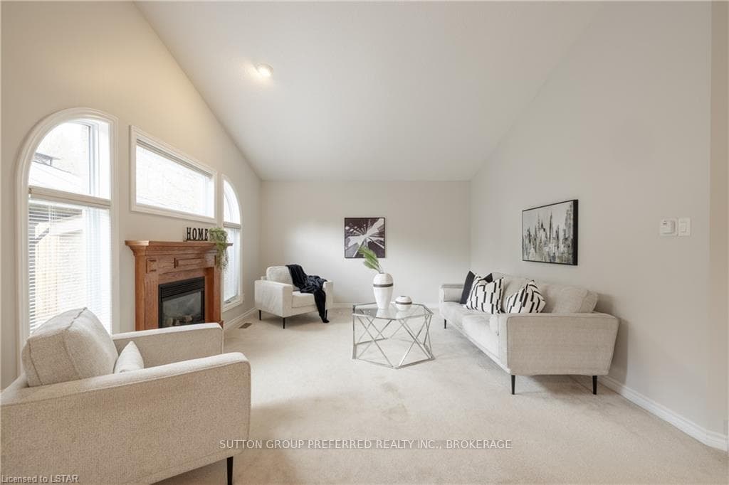 44 FOREST GROVE Crescent photo 16