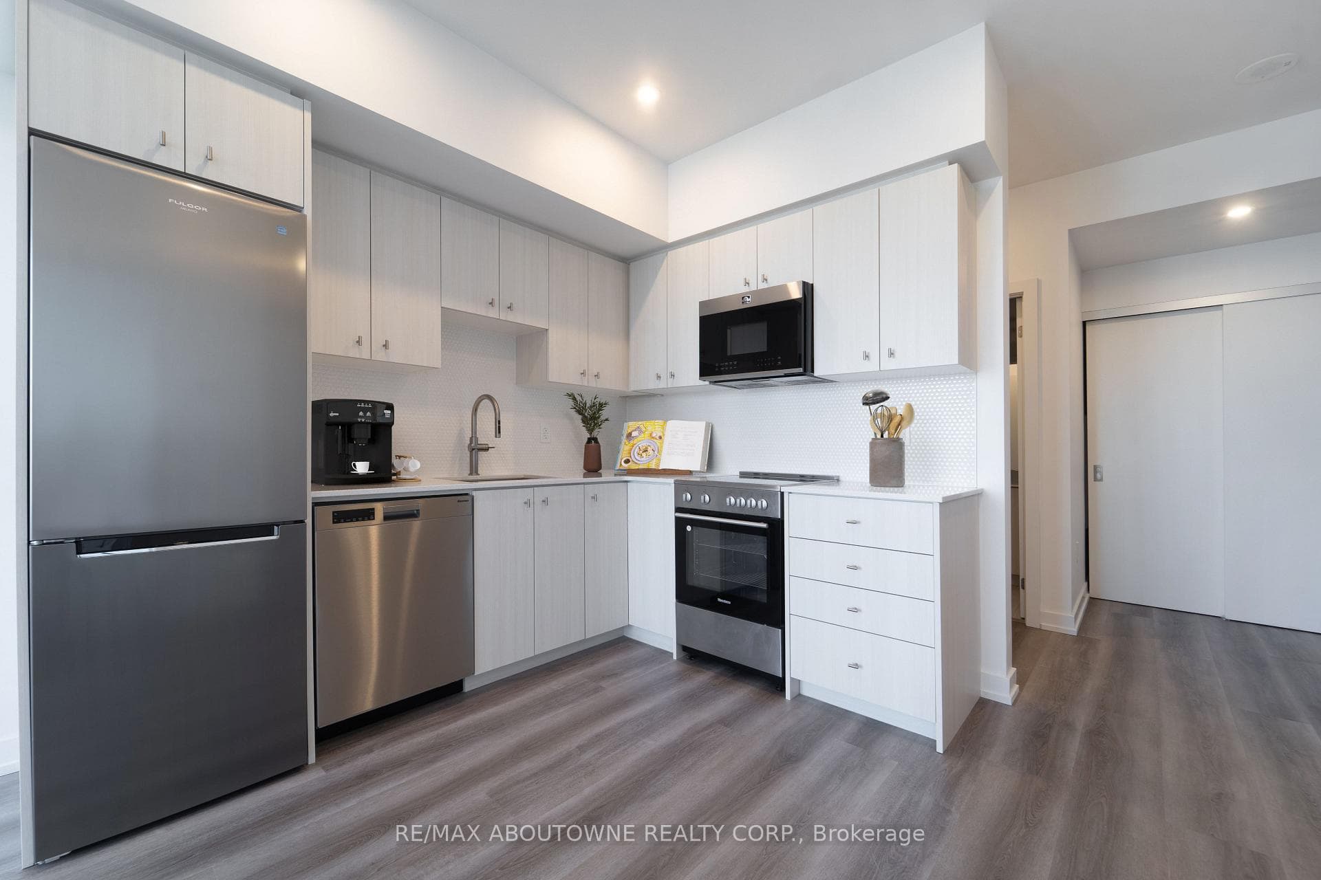 5 Wellington Street Unit 1407 photo 6