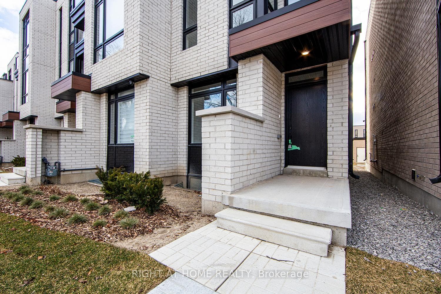198 Mcroberts Avenue photo 2