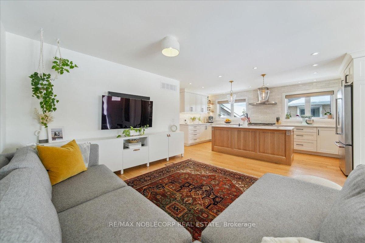 72 Christina Crescent photo 13