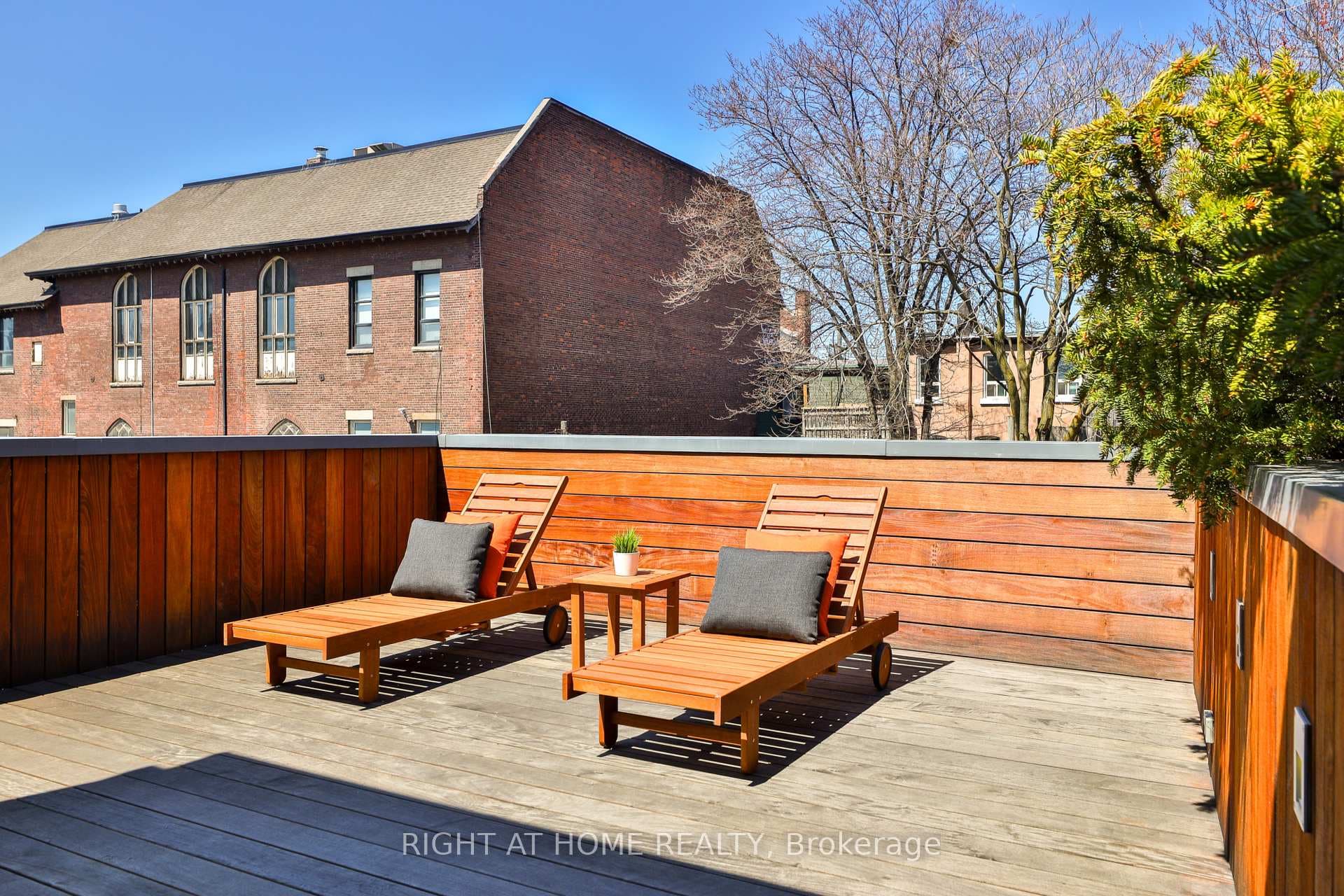 694 Richmond Street photo 32