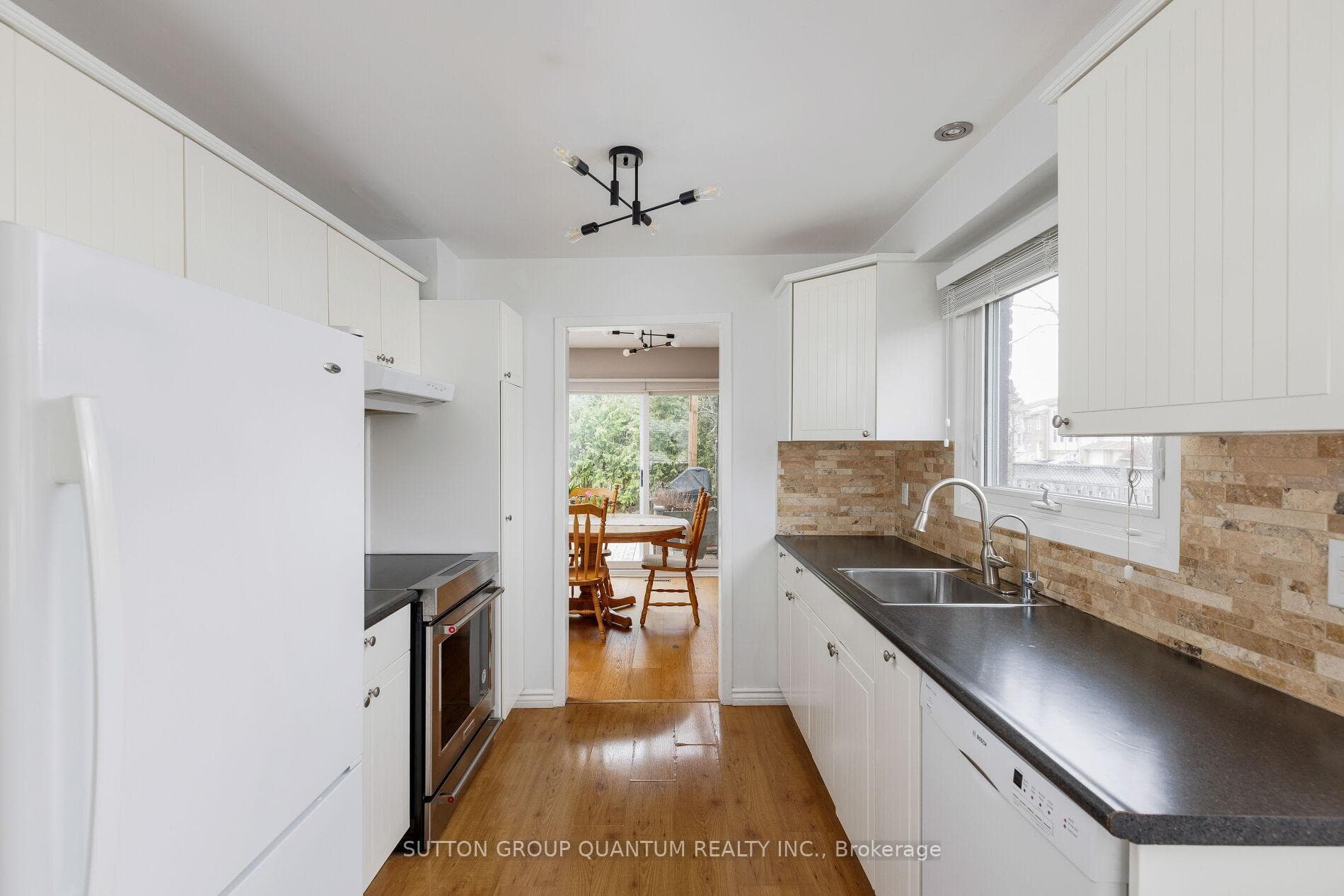 6378 ATHERLY Crescent photo 13