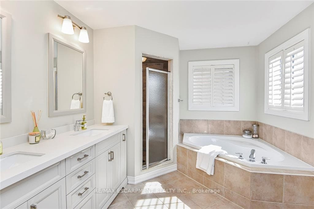 194 Cooke Crescent photo 24