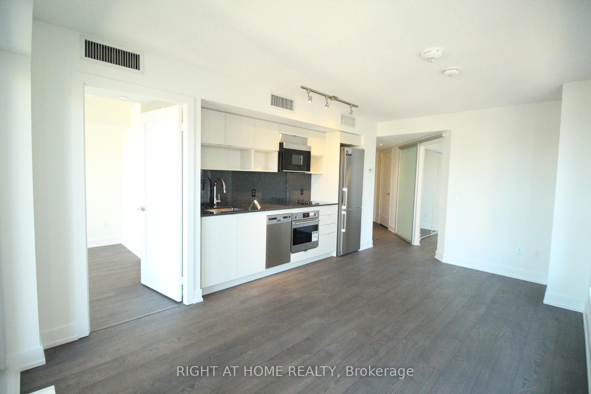 9 Mabelle Avenue Unit 416 photo 12