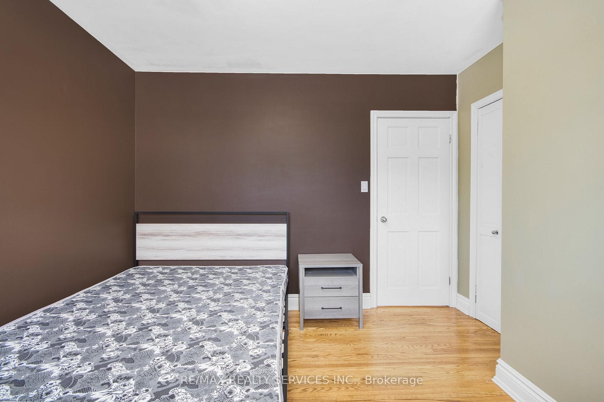 185 BURLINGTON Street photo 13