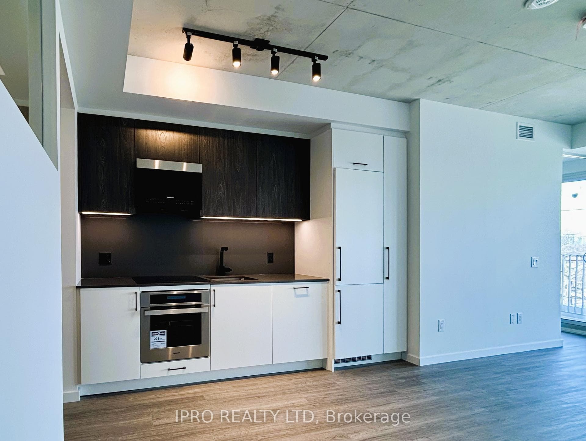 689 The Queensway N/A Unit 519 photo 8