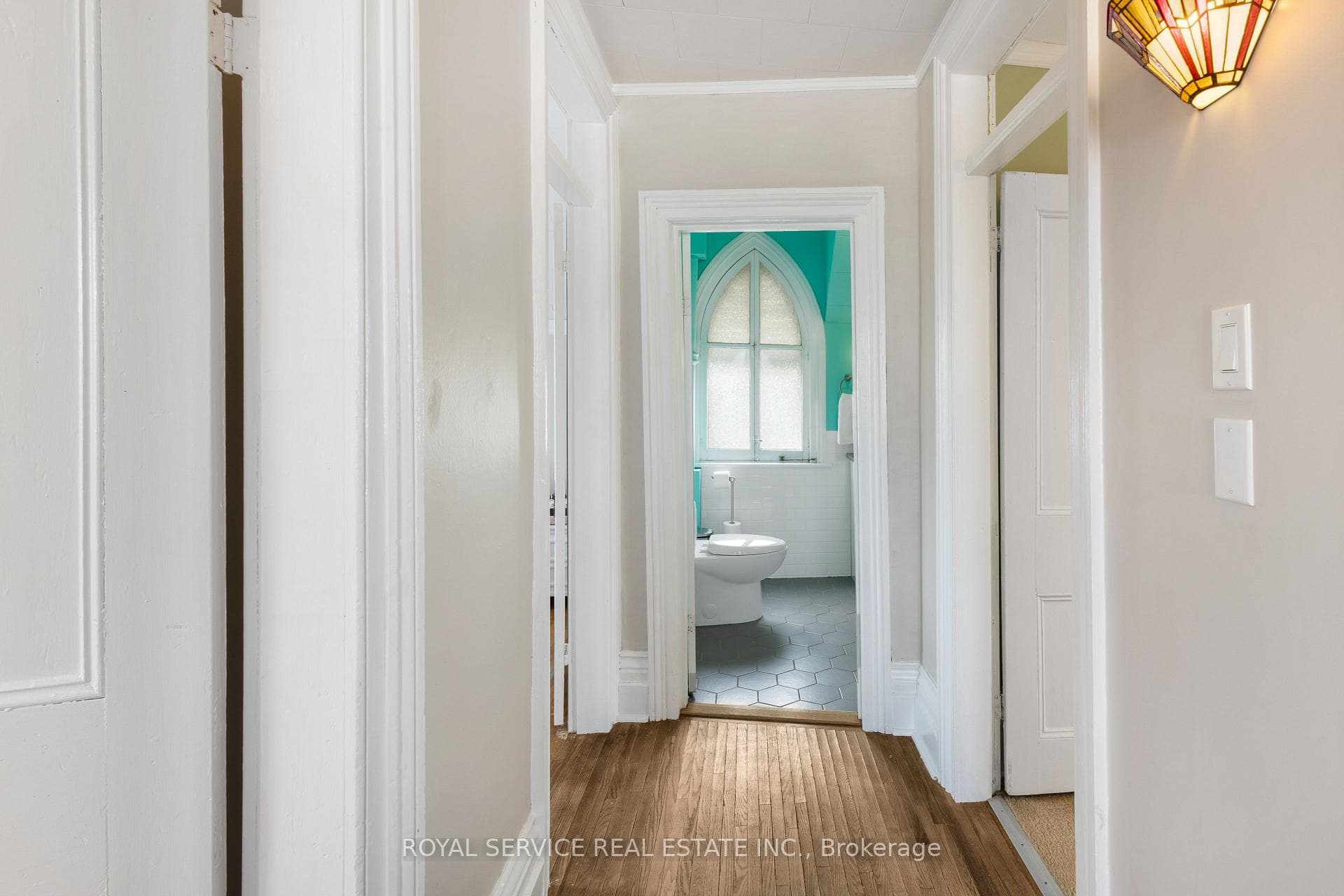 4pc bath w "church window"