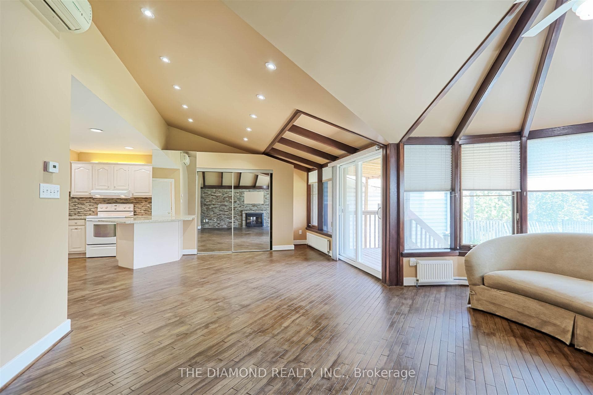 3927 Bloor Street photo 14