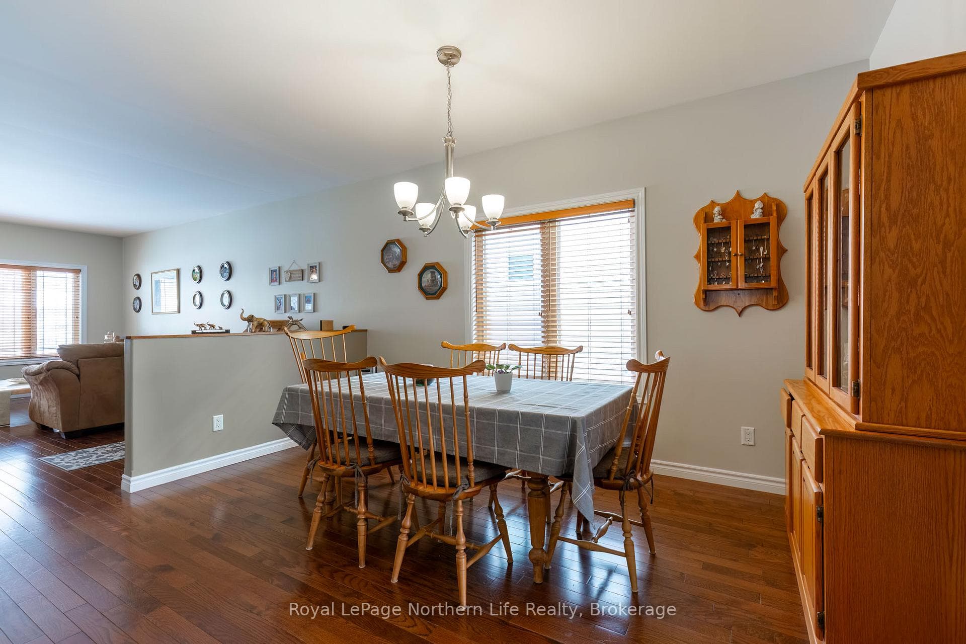 2444 Connaught Avenue photo 10