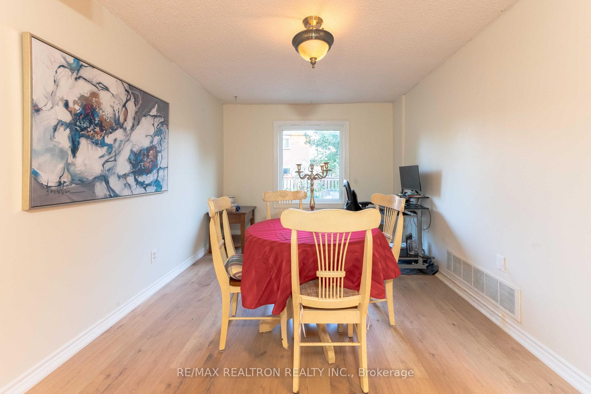 95 Chalmers Crescent photo 9