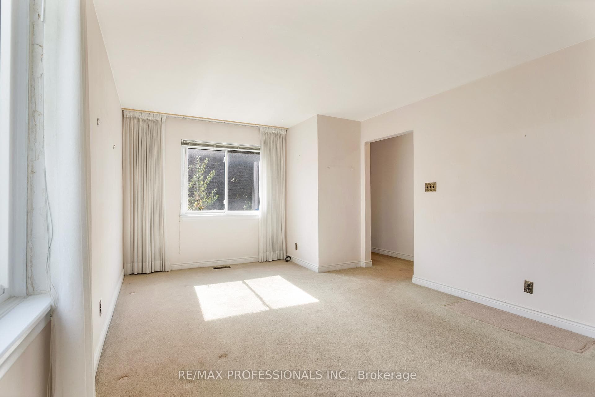 38 Van Stassen Boulevard photo 6