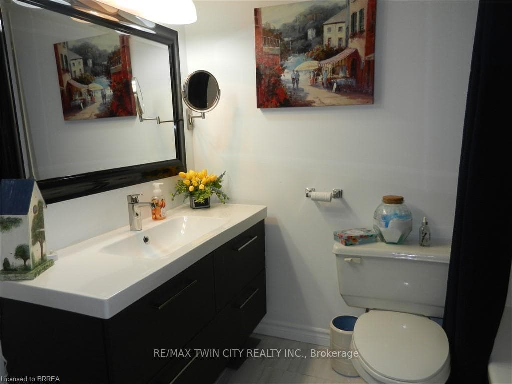 Unit #403 - 5 Pc Bathroom