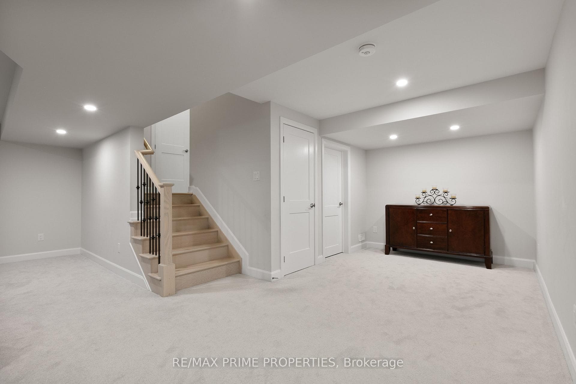 820 MERCIER Crescent photo 40