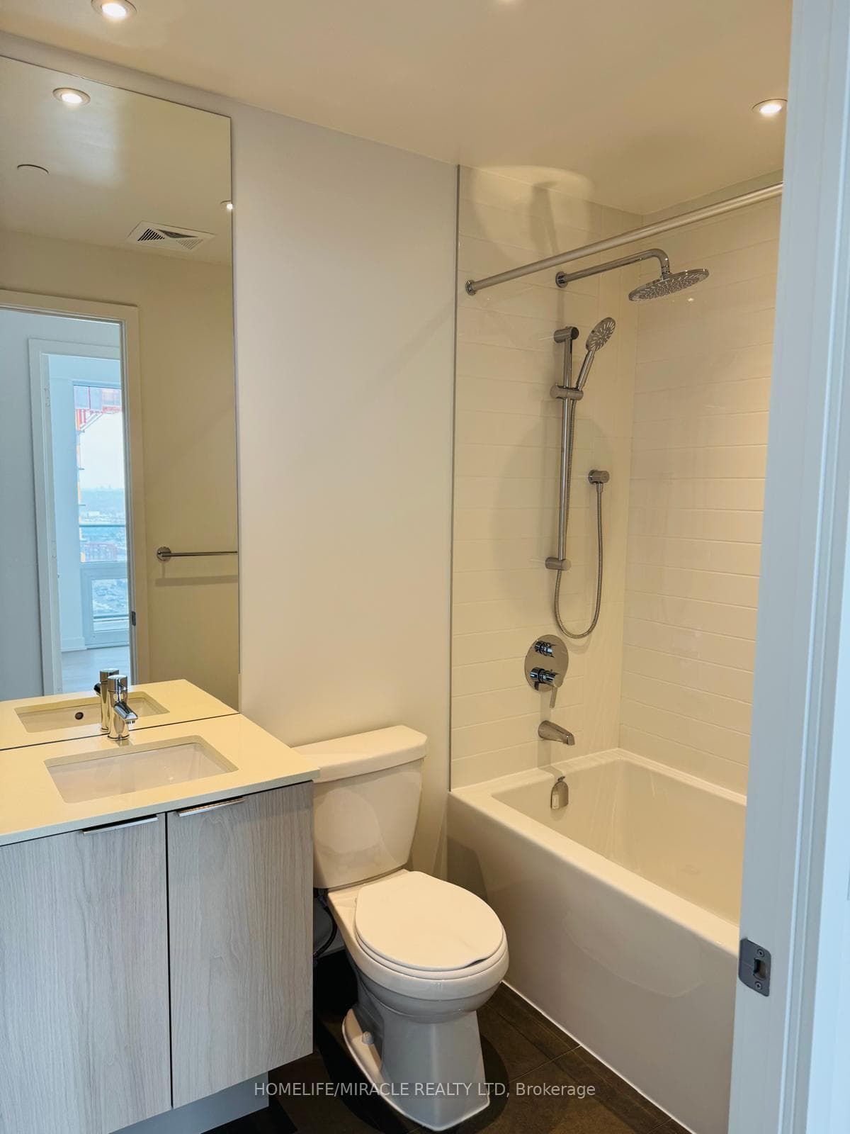 448 Burnhamthorpe Road Unit 2211 photo 12