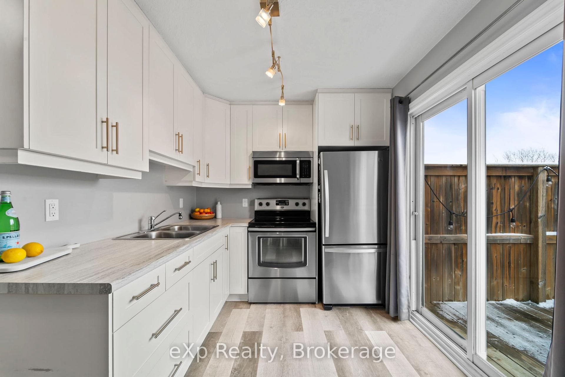 470 QUEEN Street photo 7