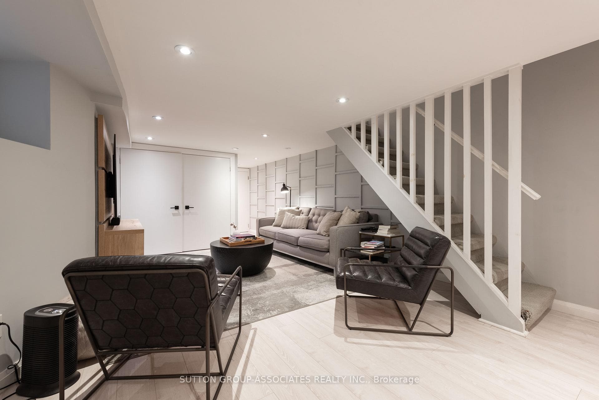 106 Uxbridge Avenue photo 37