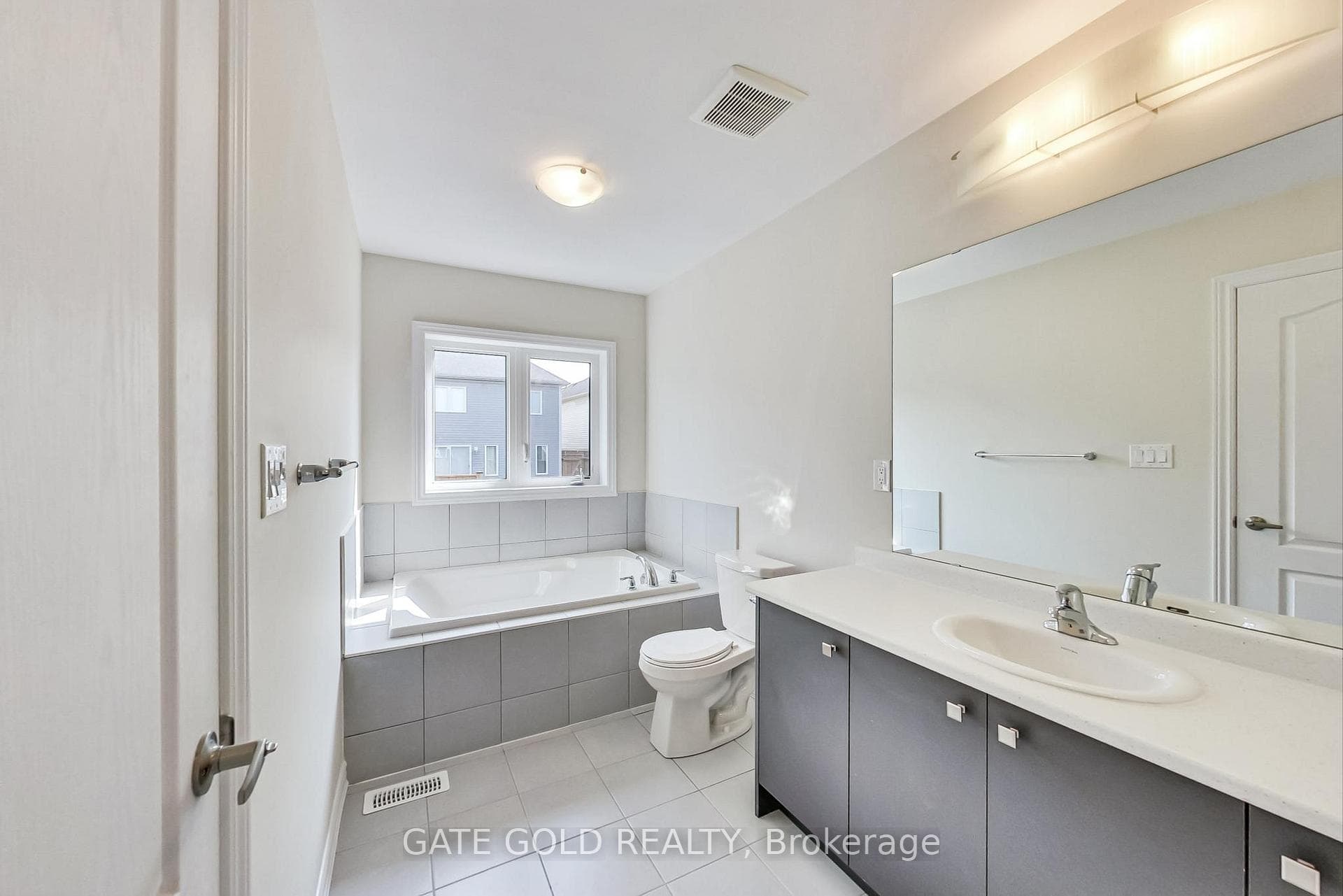 4 Pcs Ensuite (Master Bedroom)