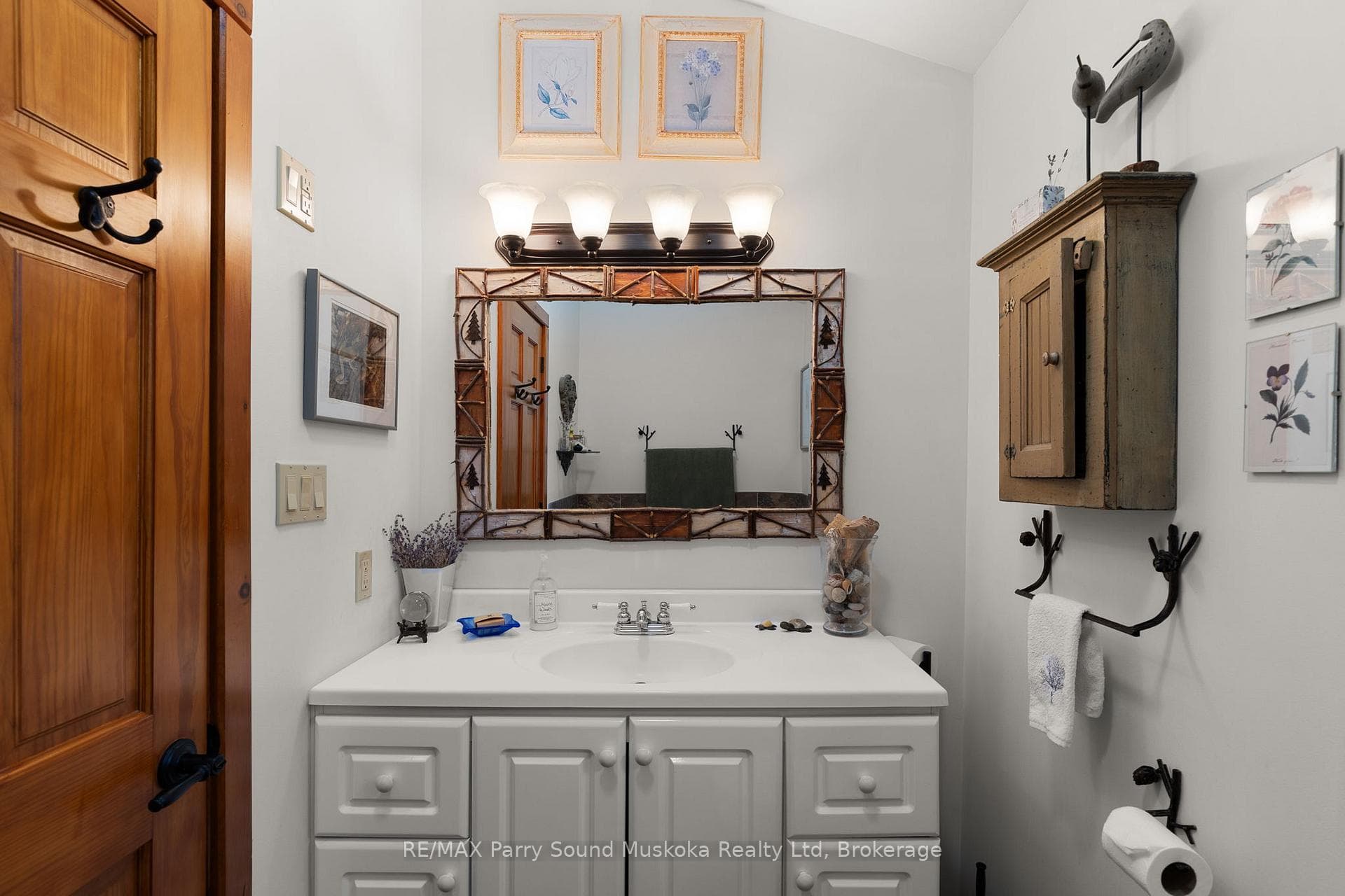 Second lvl 3-piece bathroom.