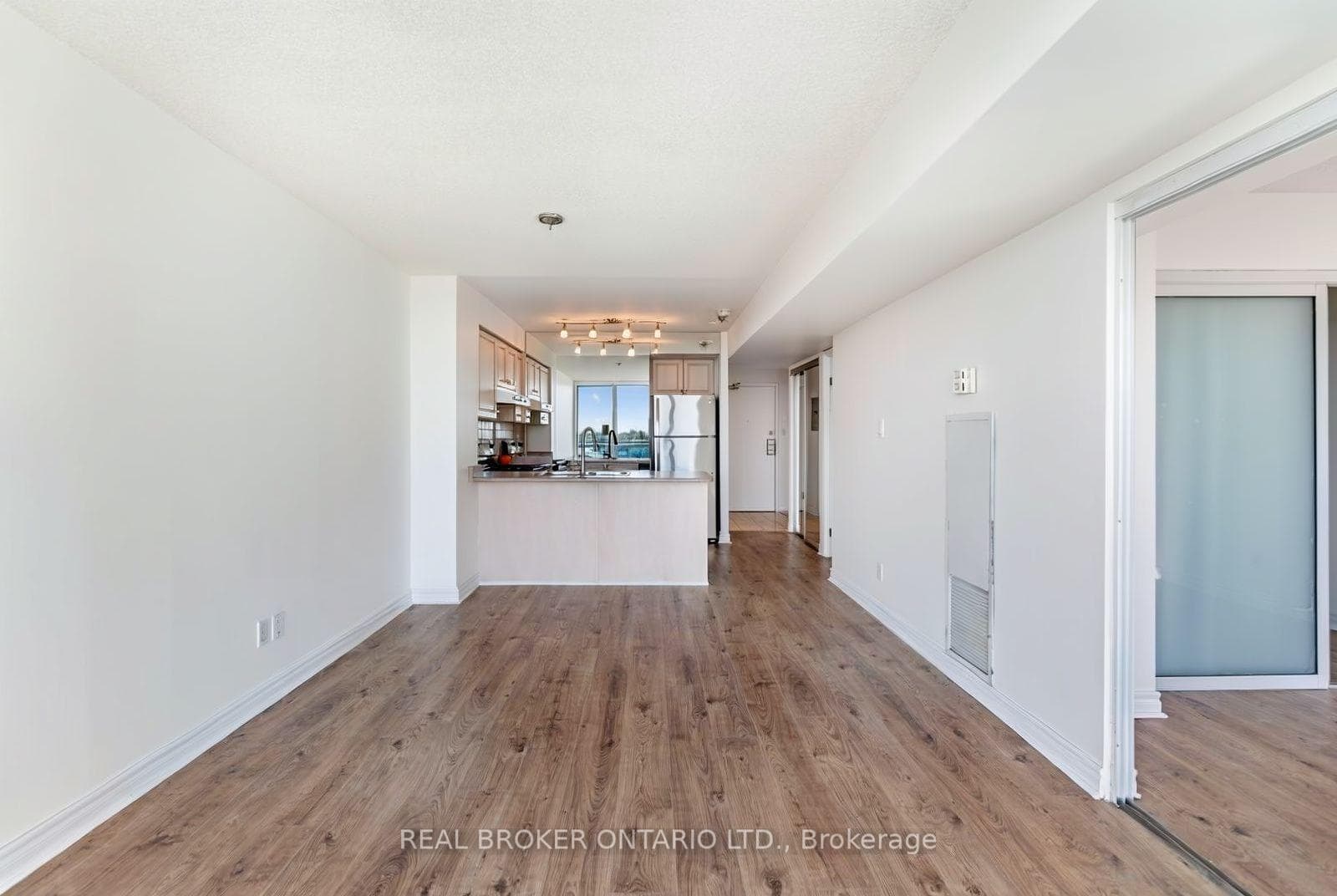 650 Queens Quay Unit 915 photo 12