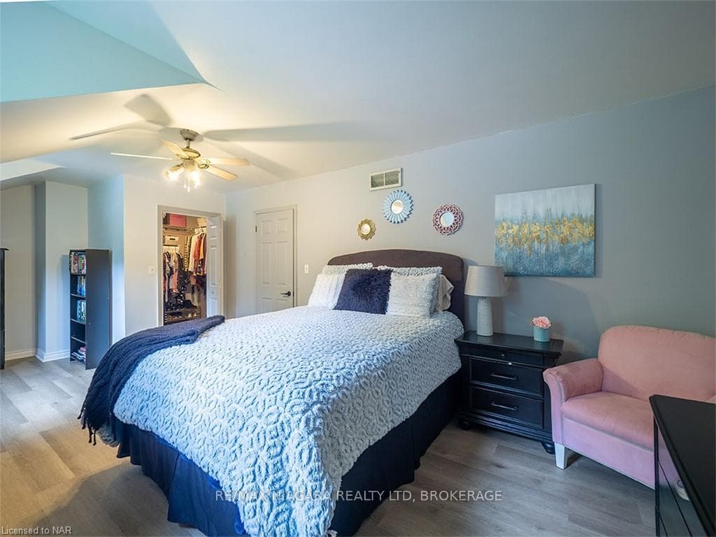 4915 MAPLEVIEW Crescent photo 18