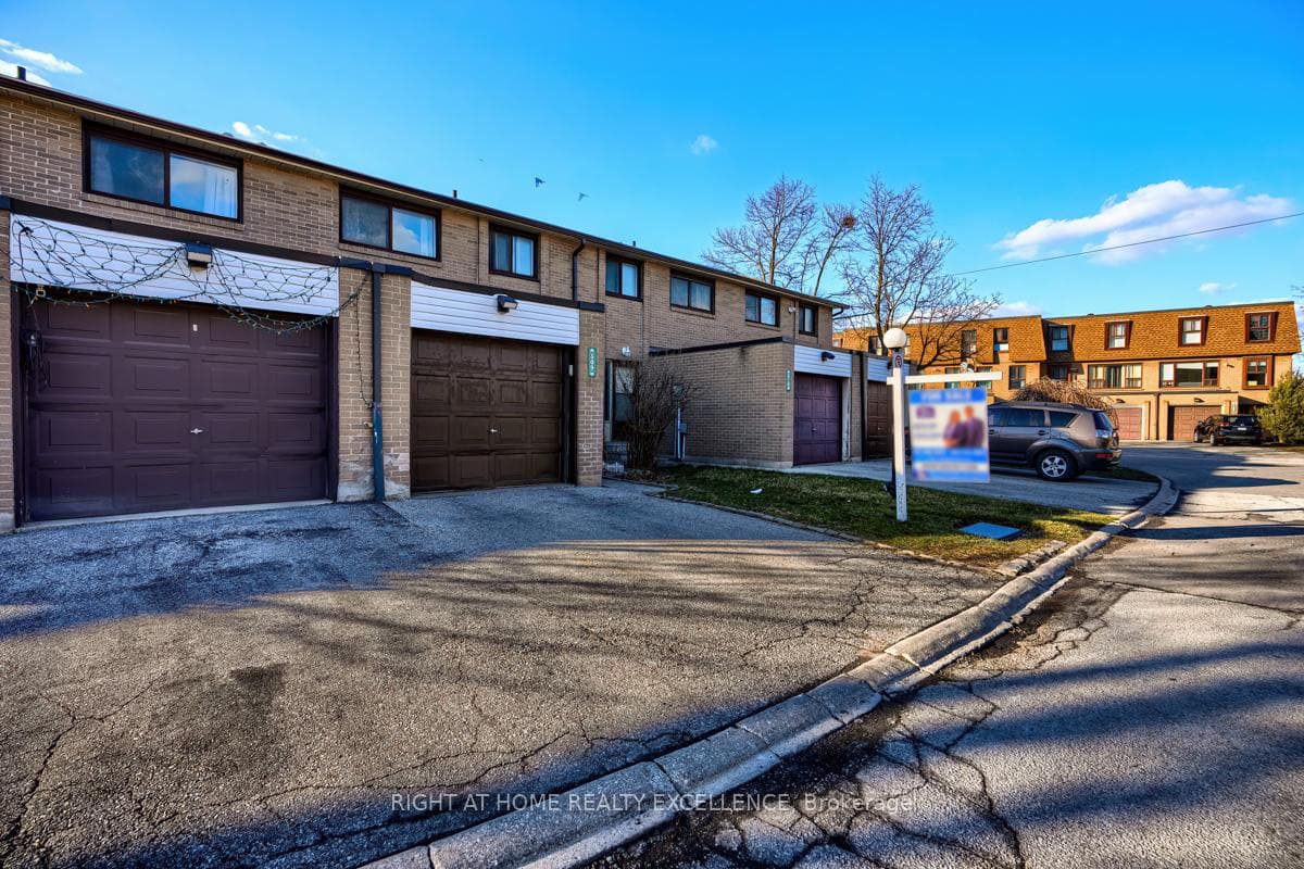 309 Fleetwood Crescent photo 1