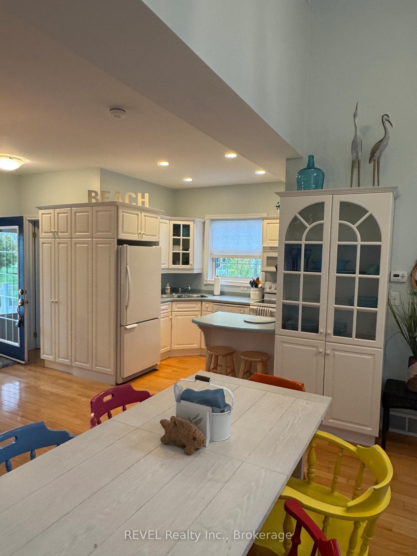great fully stocked kitchen - main floor