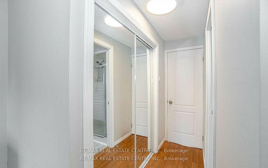 2046 Glenada Crescent photo 23