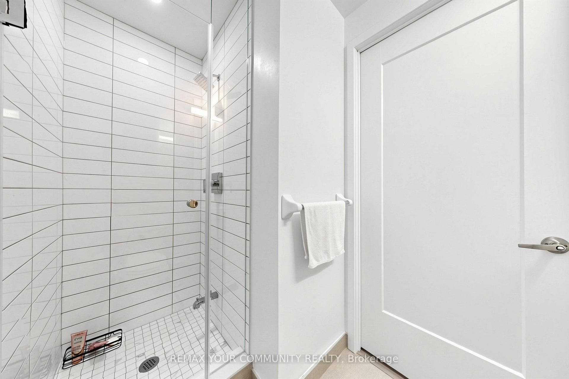 70 Princess Street Unit 2404 photo 23